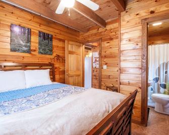 Cabin In The Woods - Near Ricketts Glen - With Many Modern Amenities - Benton - Bedroom