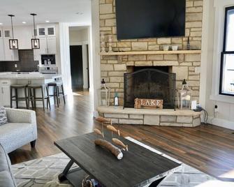 The Four C’s Lakehouse Dream - Rockwood - Living room