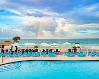 Holiday Inn Express & Suites Panama City Beach - Beachfront By IHG - פנמה סיטי ביץ' - בריכה