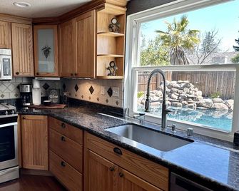 Spacious 4 BR Home, with Fireplace, Wet Bar, Pool, & indoor Jacuzzi tub. - Vacaville - Cocina