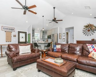 Texas 2 Suites | 2/2 Farm house | Close to 290 Wine Trail - Johnson City - Living room