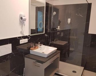 Hotel Emiliana am Bahnhof - Frankfurt am Main - Bathroom