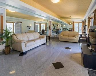 Urban oasis-lake/beach/boat in city. Sleeps 8-12. - West Bloomfield - Living room