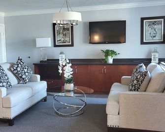Sequoia Inn - Hanford - Living room