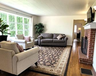 Private & Charming Cottage In Rural Lancaster County - 5 mile from attractions - Paradise - Living room