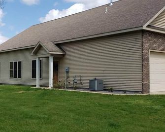 Spacious, rural apt w/outdoor amenities - close to Shipshewana and Toll Road - Middlebury - Building