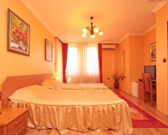 Family Hotel Silvestar - Veliko Tarnovo - Bedroom