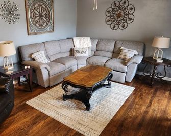 4 bedroom, 2 bath, and 2 living area house. 30 mins from Stillwater/OSU - Cushing - Вітальня