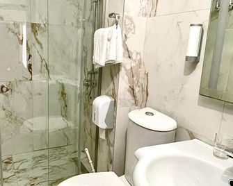 City Hotel Tirana - Tirana - Baño