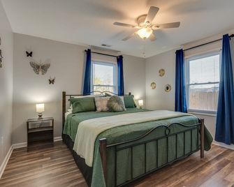 Mins to Downtown~etsu~buffalo Mtn. Park~jcmc~va Med Center - Johnson City - Bedroom