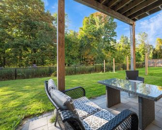 Unique Industrial designer studio - Aurora - Patio