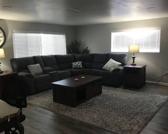 Centrally located to southern Utah and northern Arizona parks and trails. - Fredonia - Living room