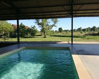La roulotte Champêtre des Grillots - Beaulon - Piscine