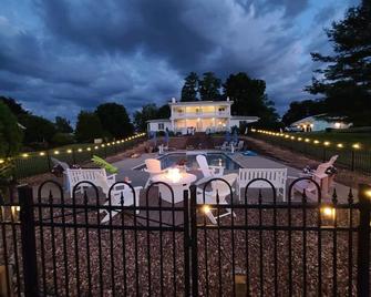Beautiful Victorian Lake Front Estate - Williamson