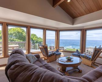 Whale Watch House: Oceanfront/Near Mendo Village/a Private Retreat - Mendocino - Living room