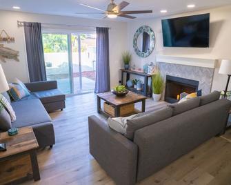 Coastal Contemporary CharmSteps to the Sand - San Diego - Living room