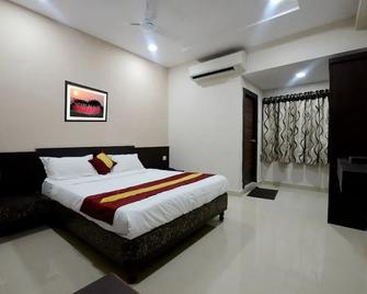 Hotel Dwaraka Inn - Visakhapatnam - Bedroom