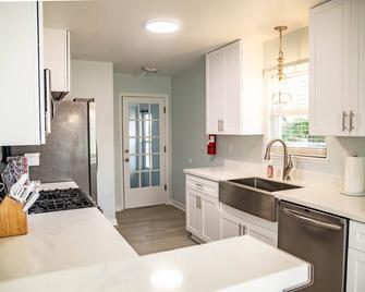 Tranquility on Teringo includes golf cart! Close to the beach & downtown!! - St Martin - Cucina