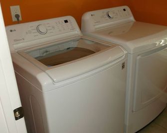 Charming 3-bedroom house with WiFi ,in pleasant Dayton, Tn. Nice view from porch - Dayton - Laundry facility