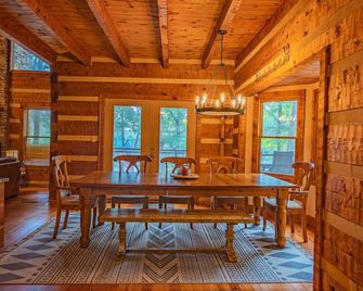 Burnt Mountain Waterfront Log Cabin, with 6person Spa - Jasper - Dining room