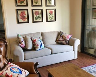 The Garden Cottage at The Olives - Normanville - Living room