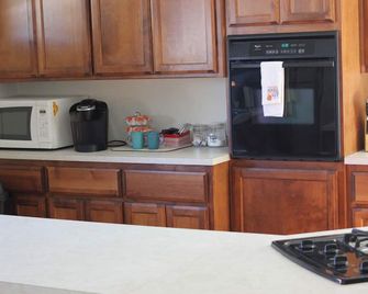 Private Loft Cottage, w/ bedroom, close to Kern River. Pet friendly. Sleeps 8 - Kernville - Cocina