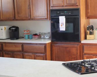 Private Loft Cottage, w/ bedroom, close to Kern River. Pet friendly. Sleeps 8 - Kernville - Cocina