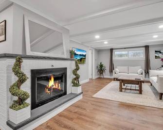 Walk 2 Stadium | Ping Pong / Darts | K Bed - Orchard Park - Living room