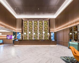 Orange Hotel Wuxi Sanyang Plaza Nanchang Street - Wuxi - Front desk