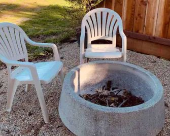 Kj Getaways 'Glampsite' Affordable Short/Long Stays! Free On-Site Laundry Mat! - Hollister - Innenhof