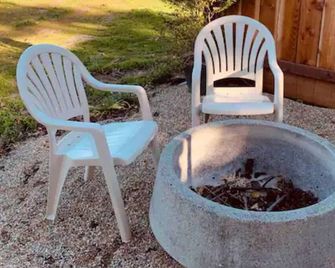 Kj Getaways 'Glampsite' Affordable Short/Long Stays! Free On-Site Laundry Mat! - Hollister - Patio