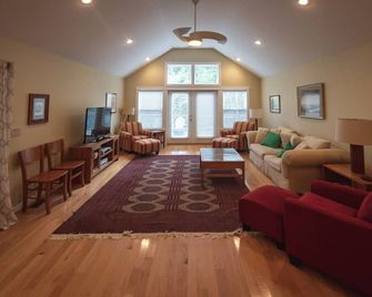 Gorgeous house 3 min walk to ocean; community pool, Celebrate The Simple Life! - Duck - Sala de estar