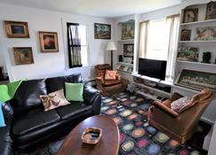 Cherry Springs Cottage-Quirky Fun Astro Lodging - Coudersport - Living room
