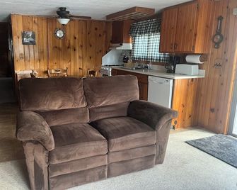Cranberry Pines private home on beautiful Cranberry Lake Sleeps 6 Pet Friendly - Eagle River - Living room