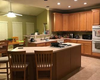 Spacious Single Family Home Near Water, Recreational Areas/Parks, and Shopping.. - New Castle - Kitchen