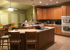 Spacious Single Family Home Near Water, Recreational Areas/Parks, and Shopping.. - New Castle - Küche