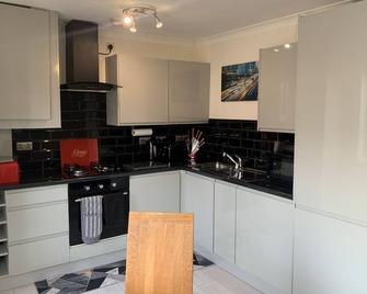 Lovely 2-bed Apartment in Wallasey, Sleeps 4 - Wallasey - Kitchen