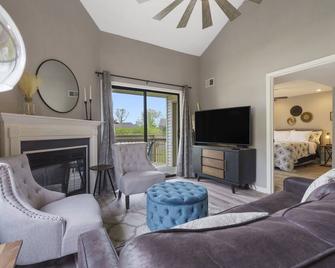 Highland Hideaway - Branson - Local Attractions, On-site Amenities & More! - Branson - Living room