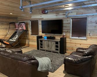 Luxury Remote Cabin on the national forest, HUGE Game room, Hot Tub & more - Show Low - Living room