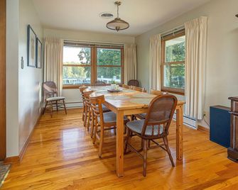 Classic Lakeside Vacation Sleeps 9 - Marion - Dining room
