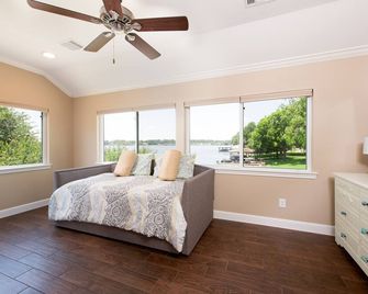 A lakefront getaway - Willis - Bedroom