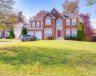 Springfield Sanctuary with Spacious Deck! - Springfield - Building