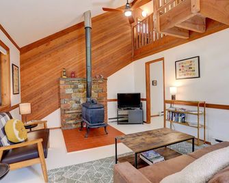 Charming mountain cabin located just minutes from Golden Gate Canyon State Park - Black Hawk - Living room