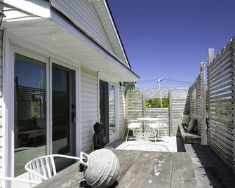 Price Reduced Family Friendly, 3bd Centrally Located Home With Fenced In Yard - Montauk - Balcon