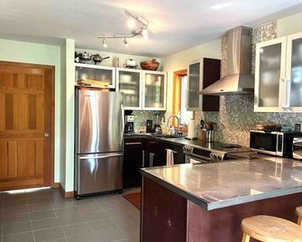 Catskills Cabin Chic Hideaway - Big Indian - Kitchen