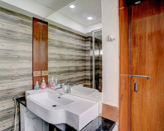 Fabhotel Vardhan House I - Pune