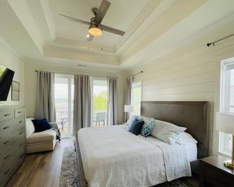 NEW| 100 steps to beach| Private Pool! Luxury Home| Near Pier - Garden City Beach - Bedroom