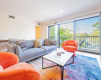 Lux Condo W Pool & Parking - Unity Village - Living room