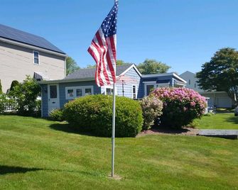 Snug Harbor Cottage for rent in sought-after coastal community of Wakefield, RI - Wakefield - Edificio