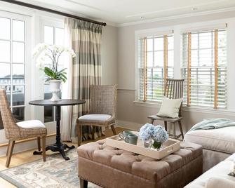 أجنحة وفندق فاينيارد سكواير - ادغارتاون - غرفة معيشة